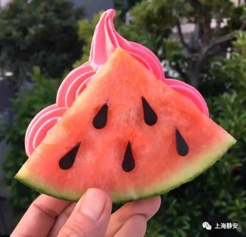 网红街吃瓜,揭秘网络红人背后的故事与争议 第2张 网红街吃瓜,揭秘网络红人背后的故事与争议 第2张