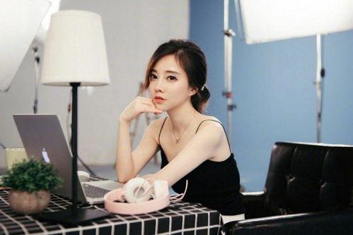 赵梓彤直播间吃瓜的网红,网红吃瓜,揭秘娱乐圈幕后故事 第3张 赵梓彤直播间吃瓜的网红,网红吃瓜,揭秘娱乐圈幕后故事 第3张